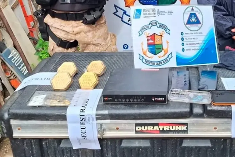 Hallaron lingotes de oro escondidos en un inodoro: el secuestro supera los $1.200 millones