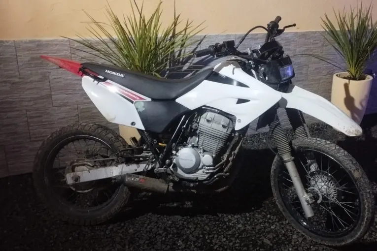 Hallaron una motocicleta con pedido de secuestro en las inmediaciones de un bar