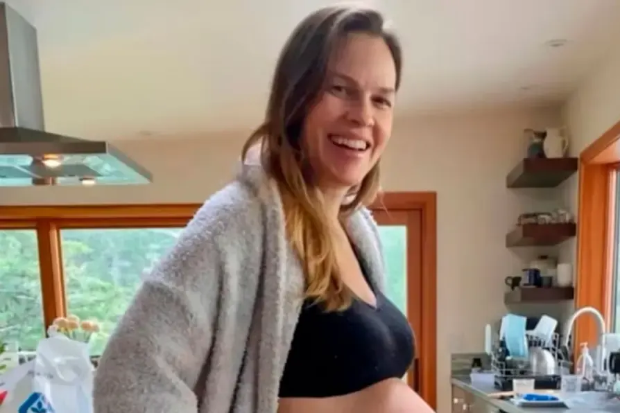 Hilary Swank anunció que está embarazada a los 52 años y espera su tercer hijo