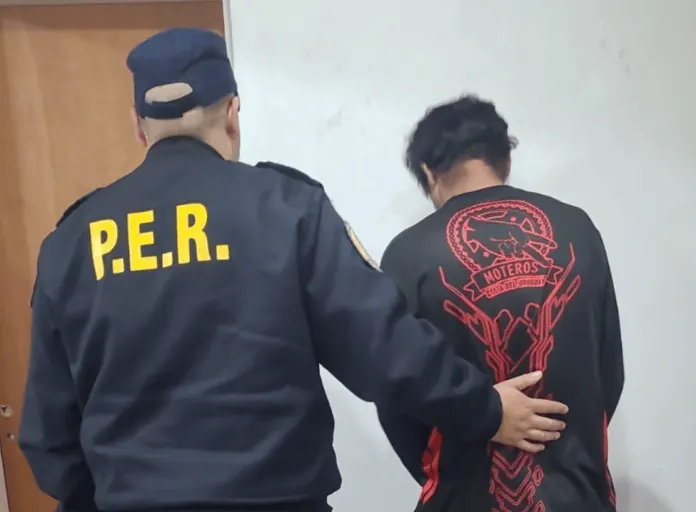 Hombre alcoholizado agredió a su familia y quiso atacar a la Policía con dos cuchillos: terminó detenido