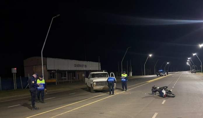 Hospitalizaron a un joven motociclista accidentado con fuerte golpe en la cabeza y sangrado