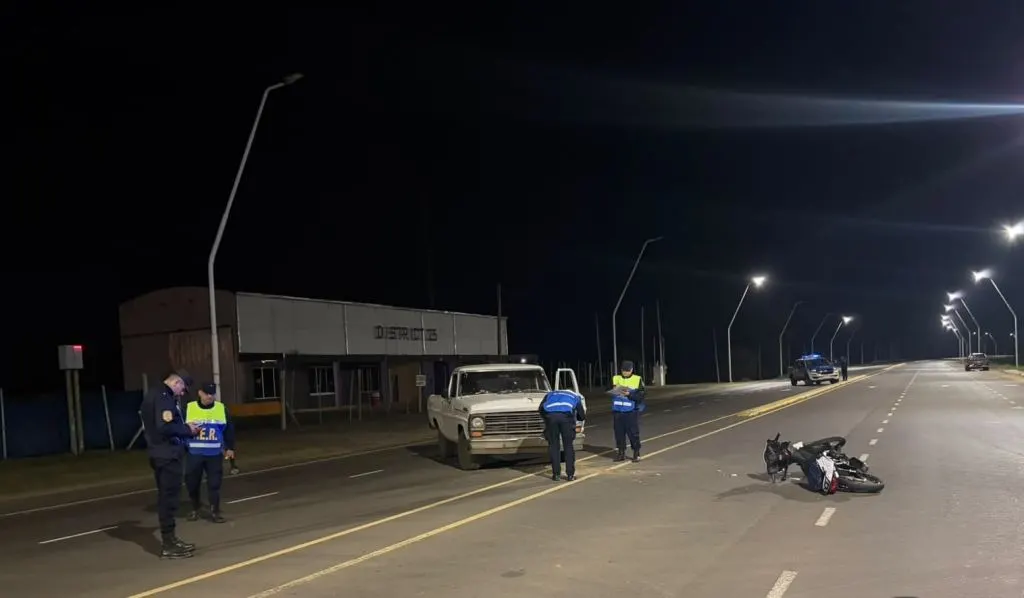 Hospitalizaron a un joven motociclista accidentado con fuerte golpe en la cabeza y sangrado