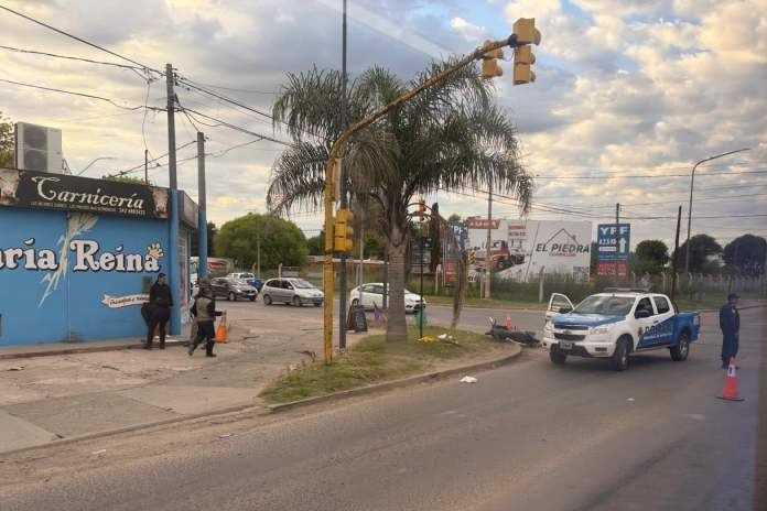 Hospitalizaron con graves heridas a una motociclista chocada por un camión en Paraná