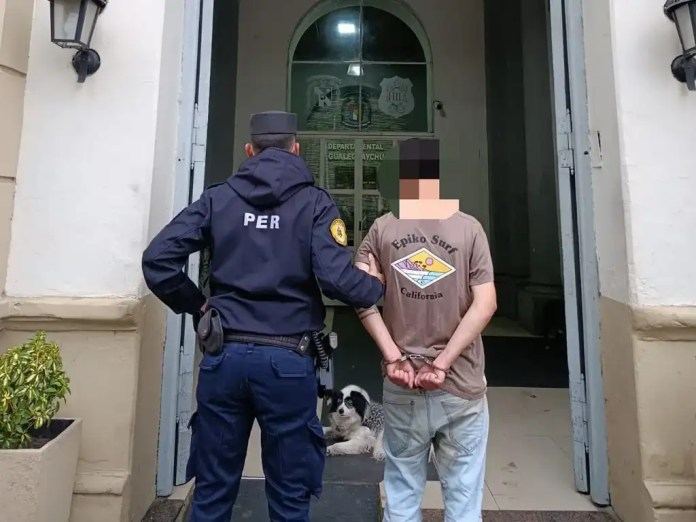 Huyó en moto, se cayó, insultó a la Policía y terminó arrestado