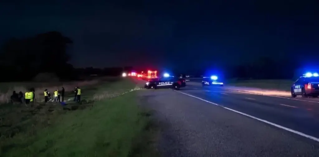Iban con un bebé en moto por una ruta nacional, de noche, y los chocó una camioneta: murieron los tres