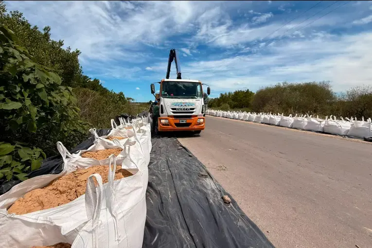 Ibicuy se prepara para la creciente del Paraná: asisten a familias, construyen defensas y trasladan hacienda