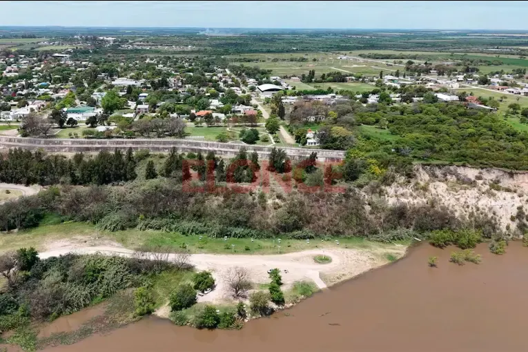 Imágenes de un dron muestran la crecida del río Paraná en Hernandarias: se acerca al nivel de alerta