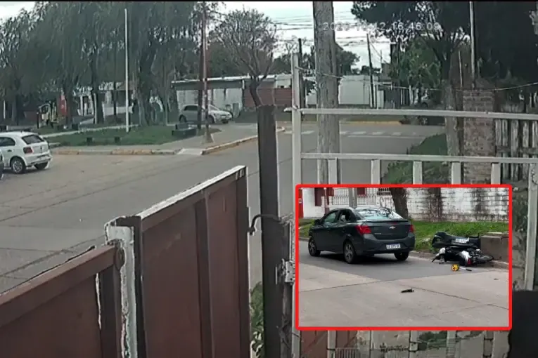 Impactante choque entre un auto y una moto en barrio San Agustín: un joven fue hospitalizado