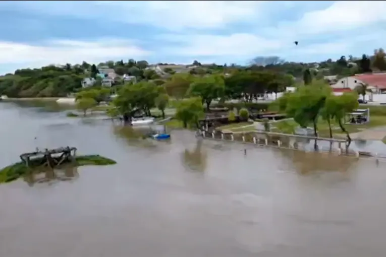 Impactante video de un dron muestra cómo avanza la creciente en Santa Elena