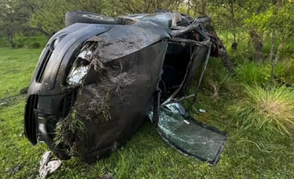 Impactante vuelco tras esquivar un pozo en el acceso a María Grande