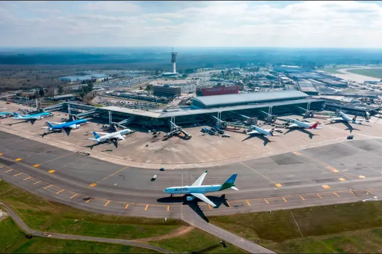 Imputaron por contrabando a un copiloto de Aerolíneas Argentinas que llevaba joyas ocultas en su valija