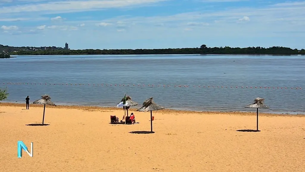 Inauguran la temporada de playas en el Thompon de Paraná, con sombrillas y sillones