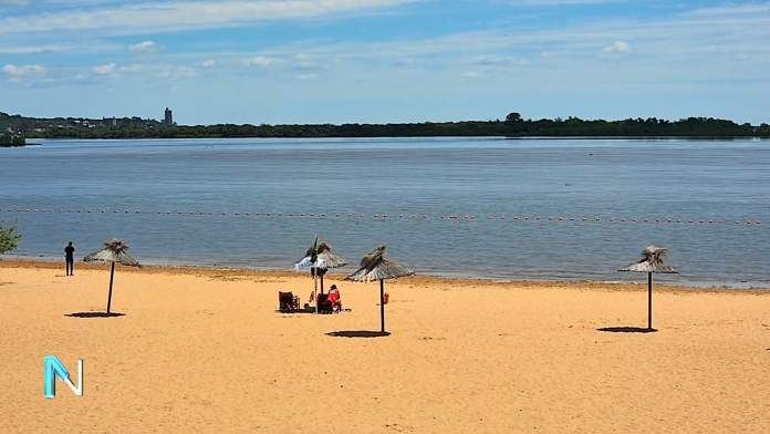 Inauguran la temporada de playas en el Thompson de Paraná, con sombrillas y sillones