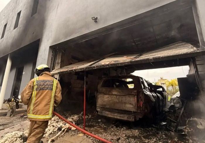 Incendio en un garaje en barrio Pampa Soler destruyó dos vehículos y afectó una vivienda