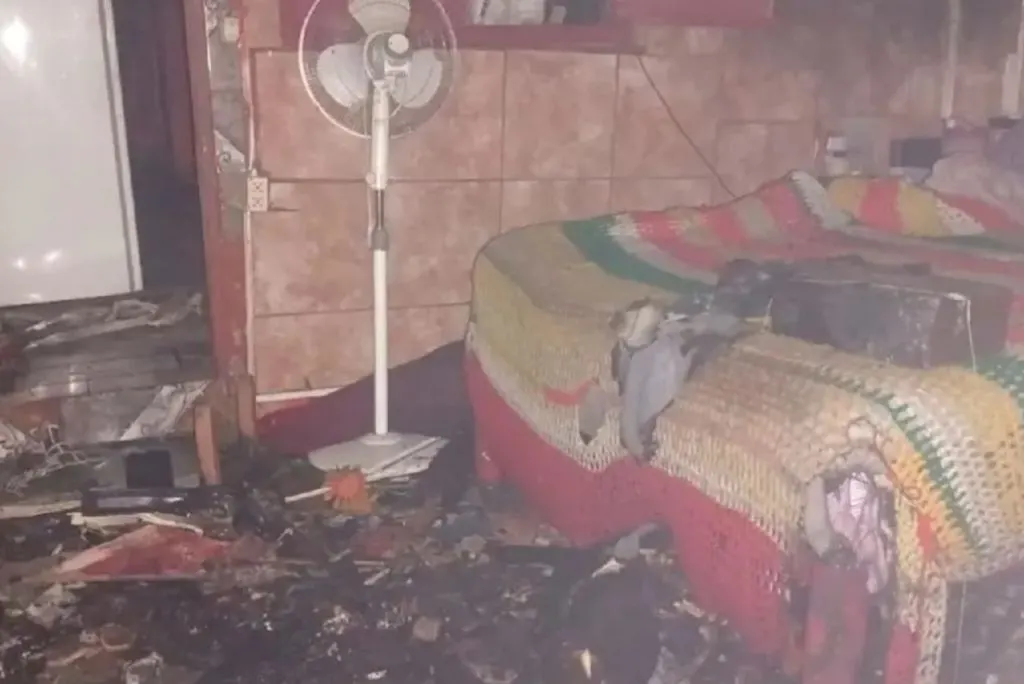Incendio en vivienda dejó a un hombre de 94 años en estado delicado por inhalación de humo