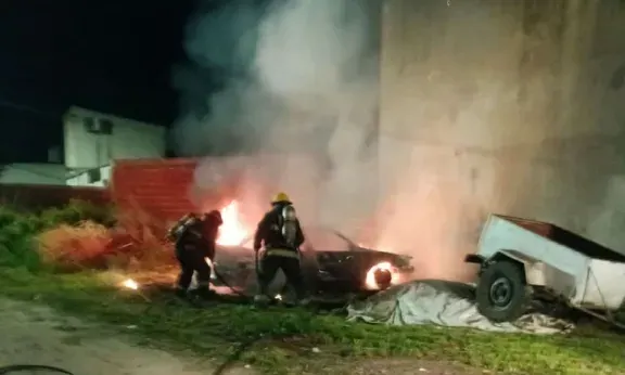 Incendio vehicular: un auto quedó destruido por completo en la zona norte