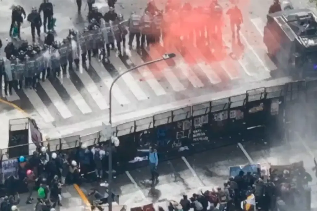 Incidentes en la Marcha Federal Universitaria en CABA: gases lacrimógenos, piedras y camiones hidrantes