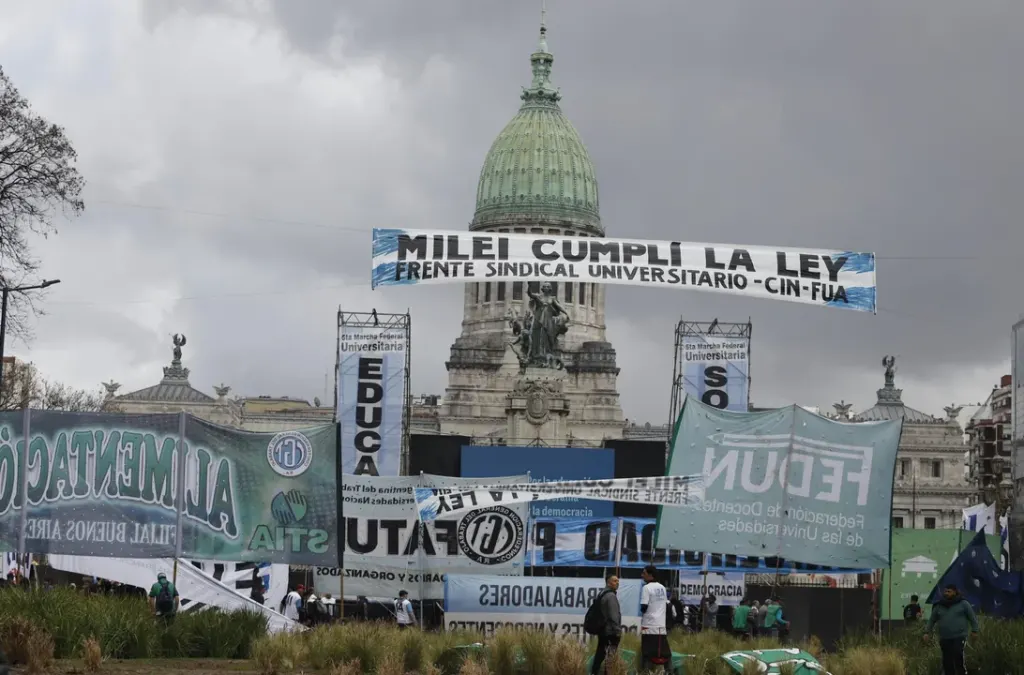 Incidentes en la Marcha Federal Universitaria: hubo gases lacrimógenos y camiones hidrantes