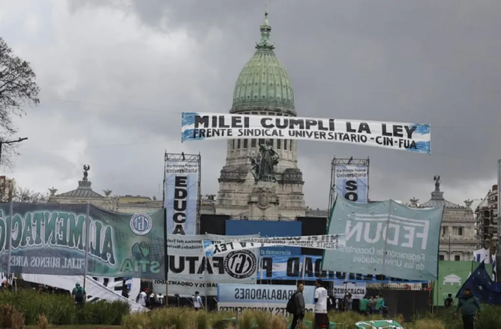 Incidentes en la Marcha Federal Universitaria: hubo gases lacrimógenos y camiones hidrantes
