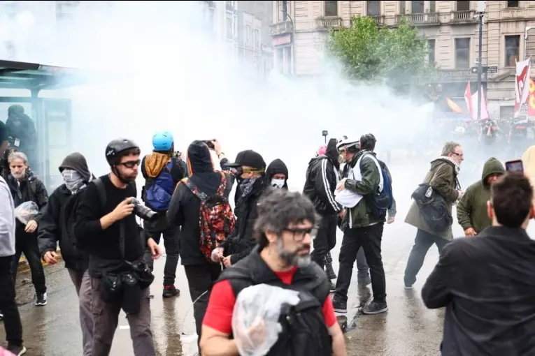Incidentes frente al Congreso durante la marcha universitaria: corridas y enfrentamientos con la Policía
