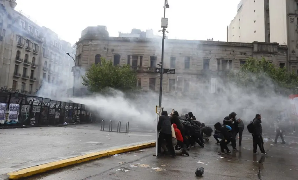 Incidentes y detenidos en la marcha universitaria: el Gobierno presentó una denuncia penal