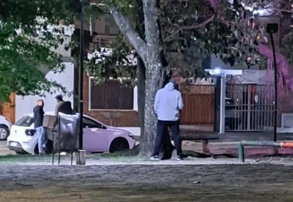 Indignación por un hombre que habría orinado en la Plaza Urquiza