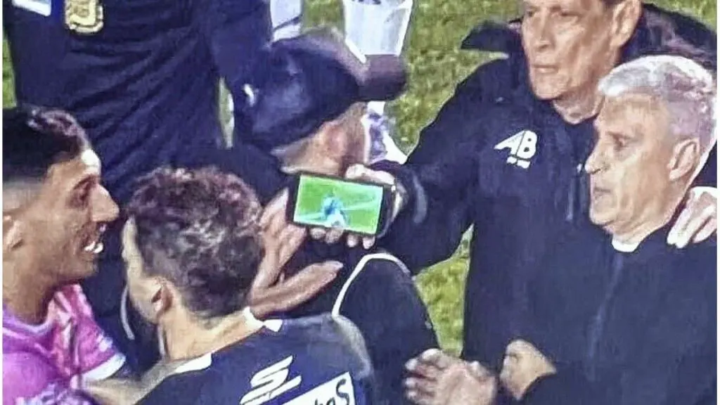 Insólito: cobró un penal y lo anuló tras ver la imagen por celular