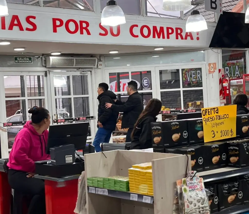 Insólito momento en un supermercado céntrico: un hombre en estado de ebriedad fue expulsado del comercio