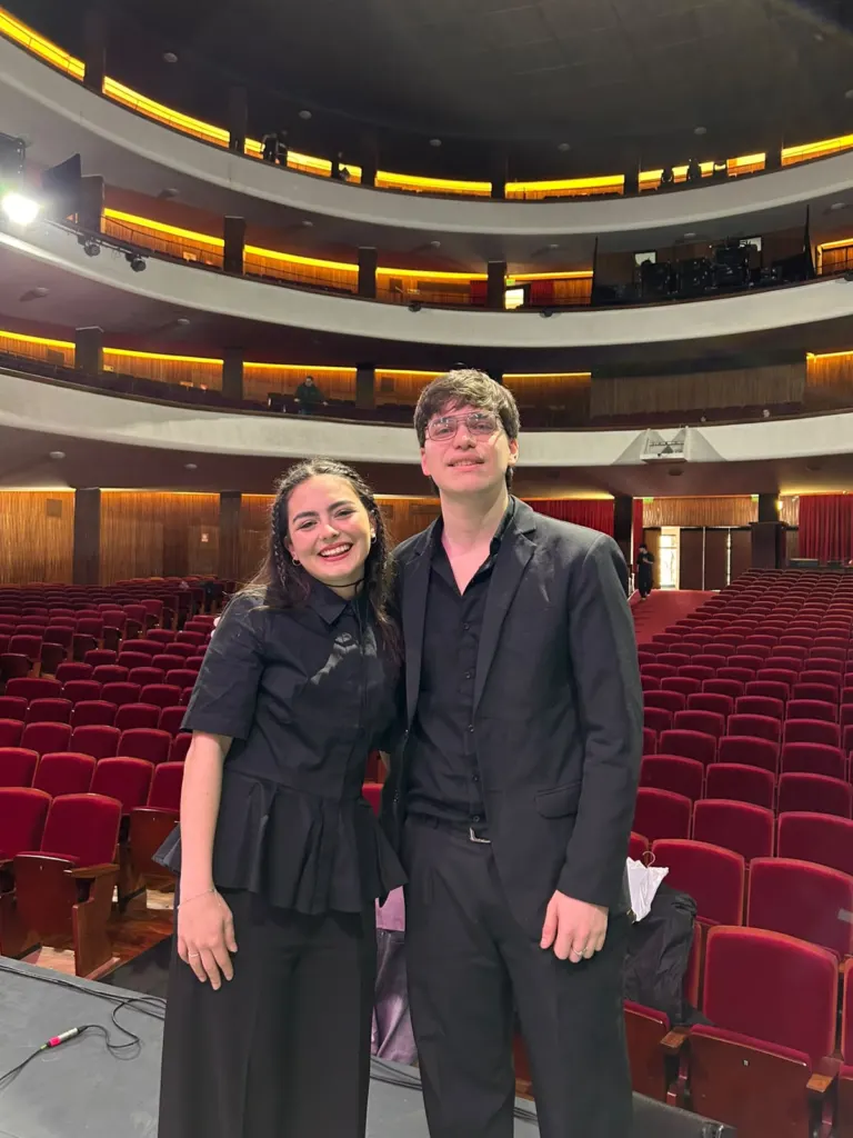 Integrantes de la Orquesta Río de los Pájaros en el Teatro Coliseo