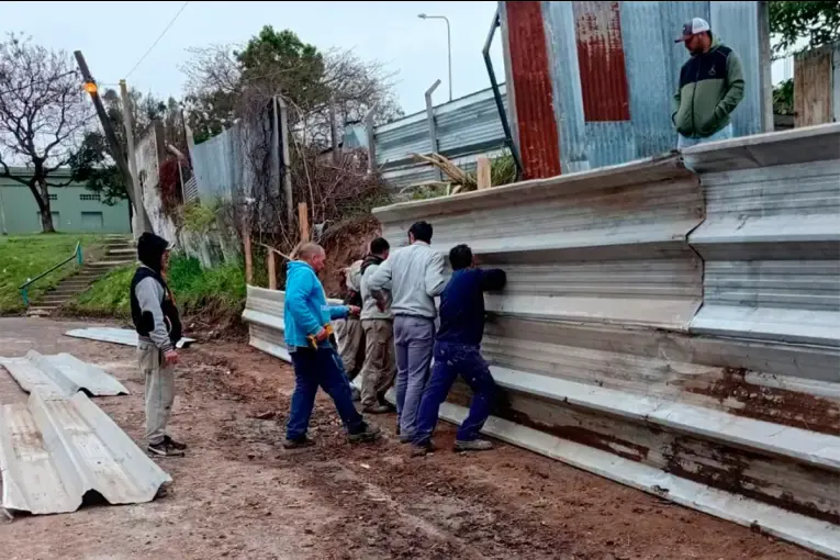 Intentaron robar materiales del tapial que se reconstruye en Club Peñarol: dos detenidos