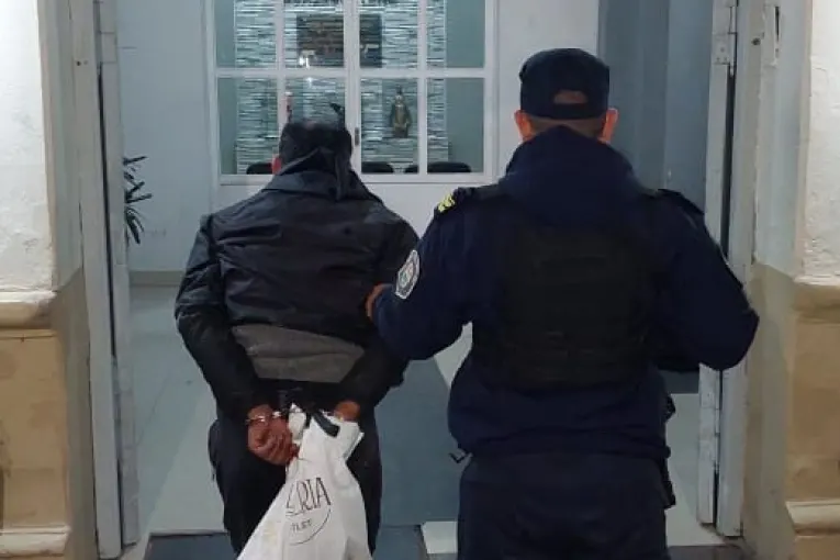 Intentó abrir un auto durante la madrugada y fue detenido a pocas cuadras