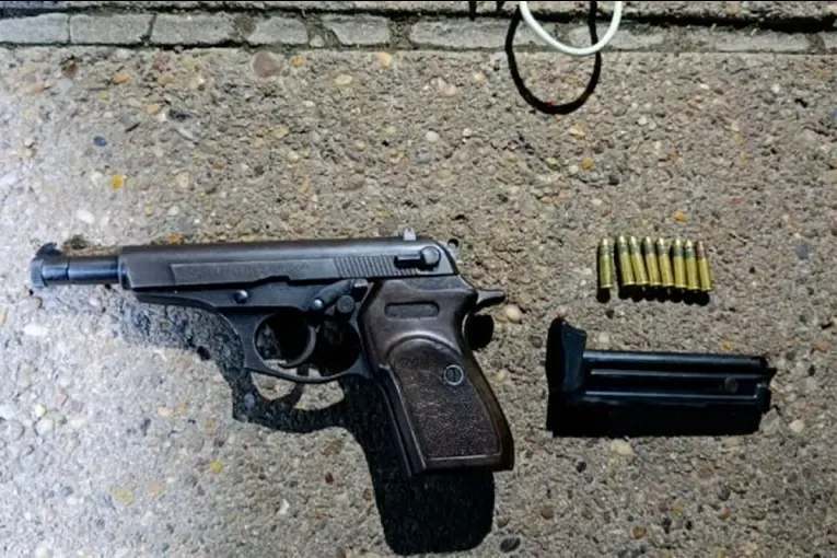 Intentó huir en Paraná con una pistola cargada y quedó detenido