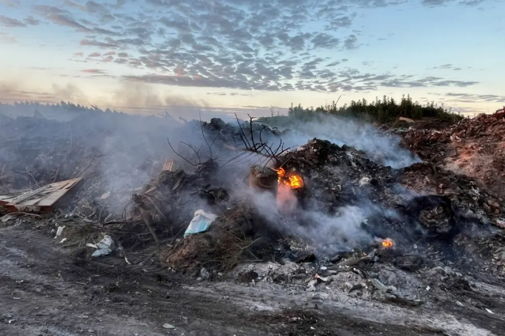 Intimaron a municipalidad por incendios en basurales y acopio ilegal de envases químicos