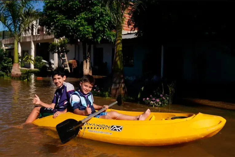 Inundación récord en Itatí: los vecinos se trasladan en botes y aseguran que «es caótica la situación”