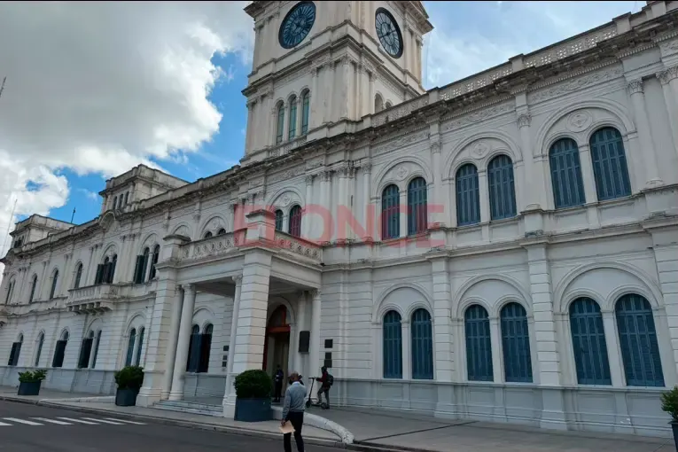 Investigan a dos empleados públicos por ausencias y les reclaman casi $58 millones