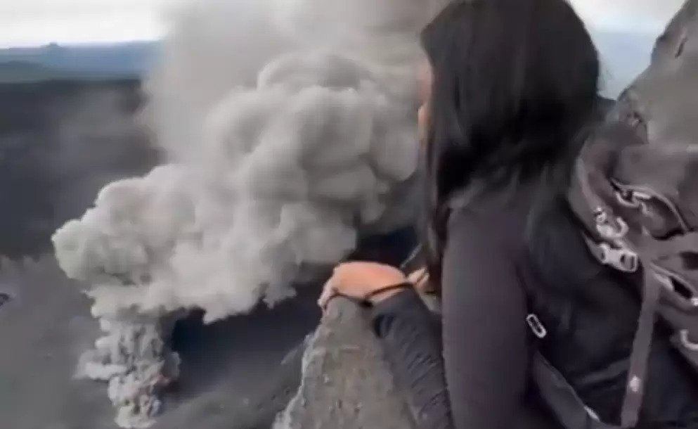 Investigan a los guías por la muerte de tres excursionistas tras la erupción de un volcán en Indonesia