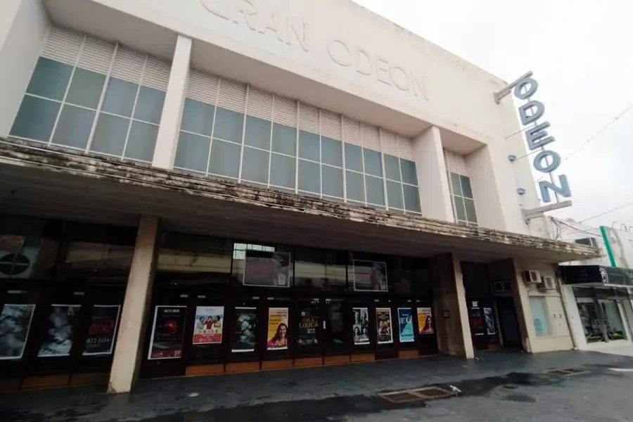 Investigan a padre e hija por elevados sueldos «fuera de convenio» en el Teatro Odeon