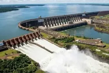 Itaipú reabrió sus compuertas y prevén una nueva onda ascendente en el río Paraná