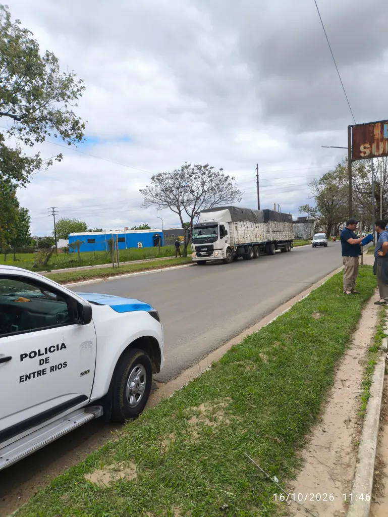 Joven de 18 años internado tras caer de un camion al que se habia aferrado con su bicicleta.
