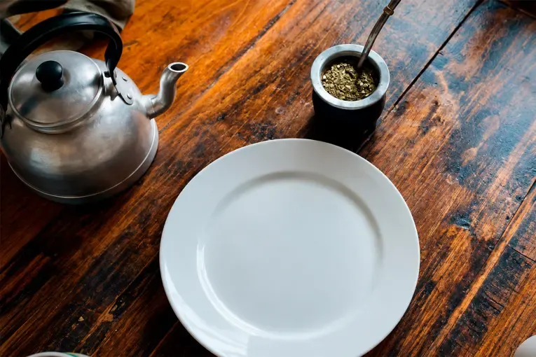 Joven fue a tomar mates con su expareja de 64 años, no había nada para comer y lo atacó a golpes