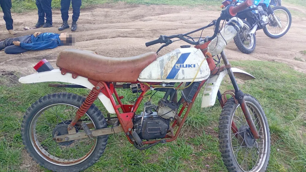 Joven hacía maniobras peligrosas en la Plaza Mujeres Entrerrianas de Paraná: terminó accidentado y le secuestraron la moto