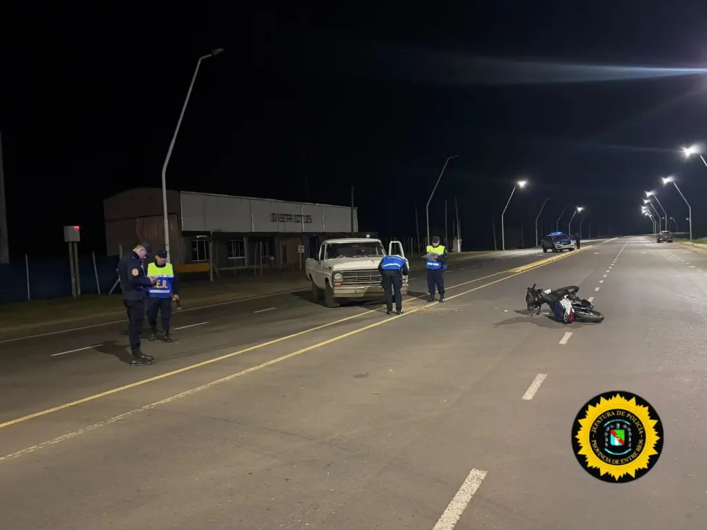 Joven motociclista chocó contra una camioneta en Colonia Roca y fue hospitalizado.