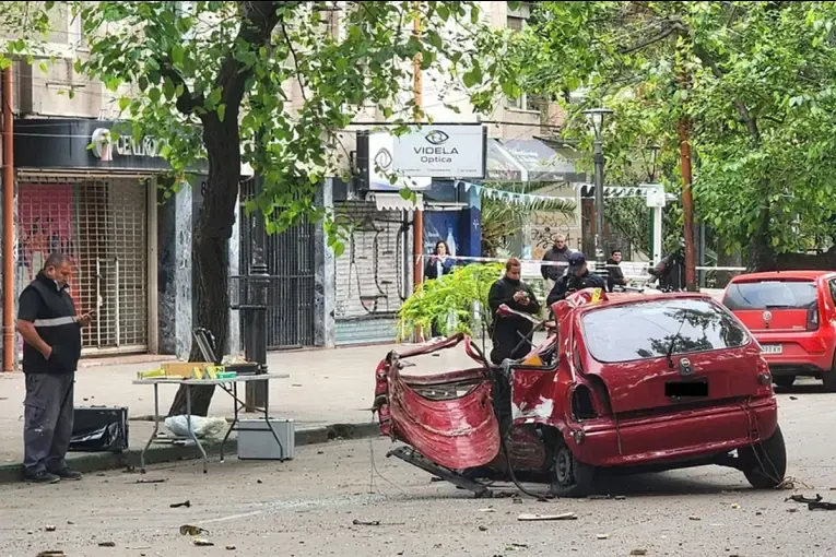 Joven quiso escapar de un control, chocó su auto contra un árbol y murió
