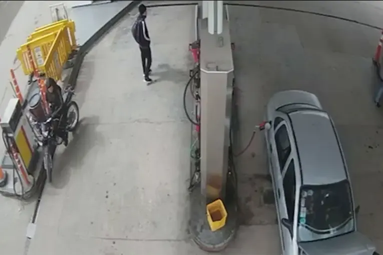 Joven roció un auto con nafta y amenazó con incendiar una estación de servicio