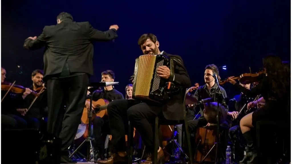 Juan Manuel Bilat y la Orquesta Sinfónica de Crespo homenajearon a Jorge Méndez