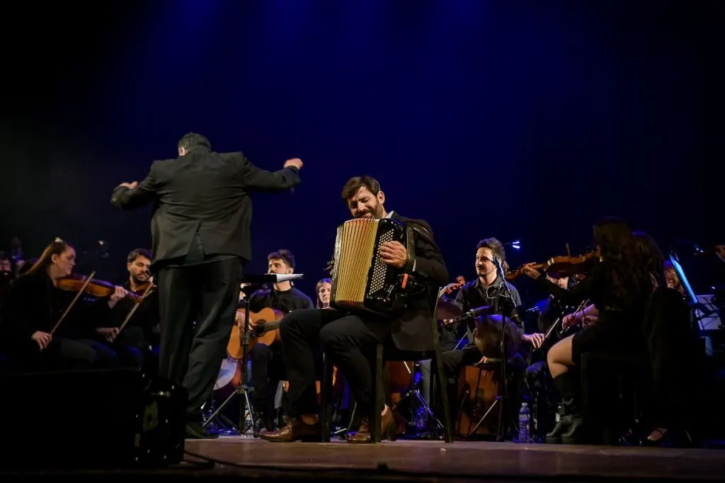 Juan Manuel Bilat y la Orquesta Sinfónica Municipal de Crespo rindieron homenaje a Jorge Méndez