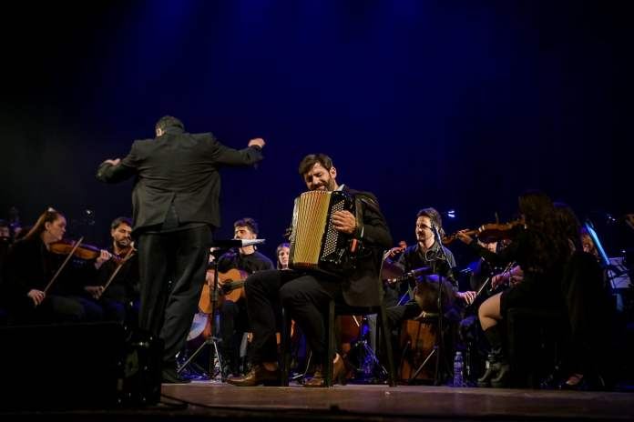 Juan Manuel Bilat y la Orquesta Sinfónica Municipal de Crespo rindieron homenaje a Jorge Méndez