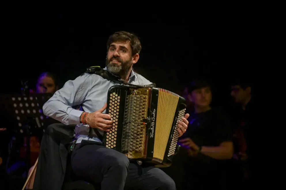 Juan Manuel Bilat y la Orquesta Sinfónica Municipal de Crespo rindieron homenaje a Jorge Méndez