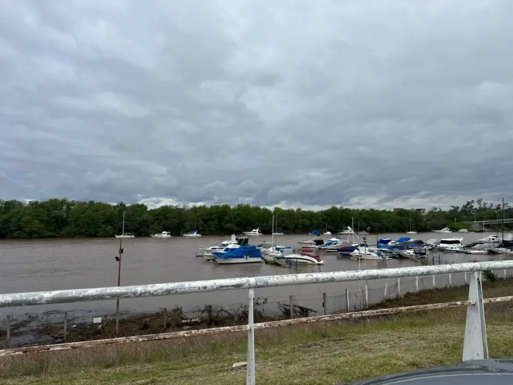 La altura del río Uruguay se ubica por debajo del nivel de alerta y prevén mejoras climáticas en la ciudad