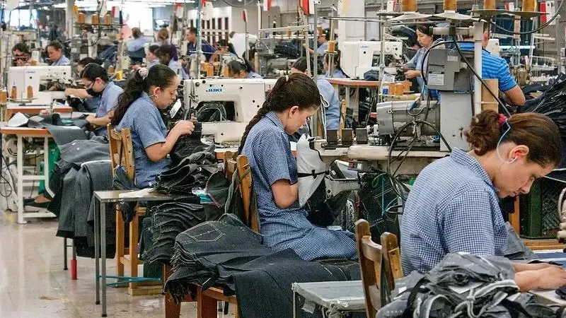 La caída en la demanda acecha a la industria manufacturera y el consumo en supermercados